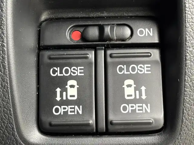 ホンダ Ｎ ＢＯＸ カスタム G SSパッケージ 福岡県 2013(平25)年 9.3万km プレミアムホワイトパール 社外ディスプレイオーディオ（ＢＴ）　/バックカメラ　/両側電動スライドドア　/横滑り防止装置　/ＥＣＯＮ　/プッシュスタート　/電動格納式ドアミラー　/純正フロアマット　/オートライト　/純正１４インチアルミホイール