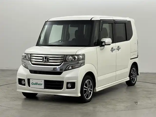ホンダ Ｎ ＢＯＸ カスタム G SSパッケージ 福岡県 2013(平25)年 9.3万km プレミアムホワイトパール 社外ディスプレイオーディオ（ＢＴ）　/バックカメラ　/両側電動スライドドア　/横滑り防止装置　/ＥＣＯＮ　/プッシュスタート　/電動格納式ドアミラー　/純正フロアマット　/オートライト　/純正１４インチアルミホイール