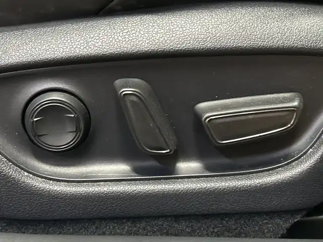 トヨタ クラウン ハイブリッド RS アドバンス 神奈川県 2018(平30)年 8.3万km ホワイトパールクリスタルシャイン メーカー8インチナビ/Bluetooth・CD・DVD・USB・AUX・フルセグTV・Miracast/スライド電動ムーンルーフ/デジタルインナーミラー/トヨタセーフティセンス/パノラミックビューモニター/ブラインドスポットモニター/レーダークルーズコントロール/モデリスタエアロ（フロント/サイド/リア/ホイール）/ハーフレザーシート/メモリ付き前席パワーシート/シートヒーター/ステアリングヒーター/ステアリングスイッチ/電動パーキングブレーキ/ブレーキオートホールド/前側ドライブレコーダー/ビルトインETC/スマートキー/純正フロアマット/モデリスタ19インチアルミホイール/LEDヘッドランプ/アイドリングストップ/横滑り防止装置/盗難防止装置/レーントレーシングアシスト/アダプティブハイビームシステム/衝突被害軽減システム