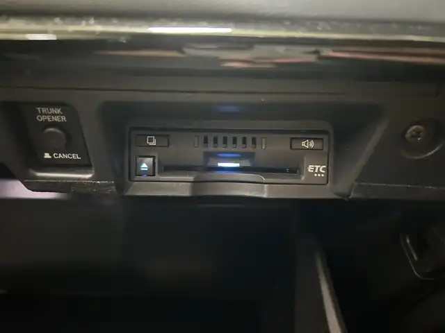 トヨタ クラウン ハイブリッド RS アドバンス 神奈川県 2018(平30)年 8.3万km ホワイトパールクリスタルシャイン メーカー8インチナビ/Bluetooth・CD・DVD・USB・AUX・フルセグTV・Miracast/スライド電動ムーンルーフ/デジタルインナーミラー/トヨタセーフティセンス/パノラミックビューモニター/ブラインドスポットモニター/レーダークルーズコントロール/モデリスタエアロ（フロント/サイド/リア/ホイール）/ハーフレザーシート/メモリ付き前席パワーシート/シートヒーター/ステアリングヒーター/ステアリングスイッチ/電動パーキングブレーキ/ブレーキオートホールド/前側ドライブレコーダー/ビルトインETC/スマートキー/純正フロアマット/モデリスタ19インチアルミホイール/LEDヘッドランプ/アイドリングストップ/横滑り防止装置/盗難防止装置/レーントレーシングアシスト/アダプティブハイビームシステム/衝突被害軽減システム