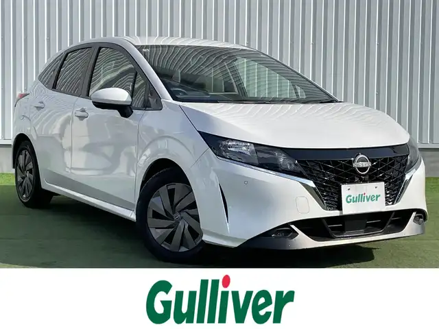 日産 ノート S 香川県 2022(令4)年 8.7万km ピュアホワイトパール 安全装備/・インテリジェント エマージェンシーブレーキ（自動ブレーキ）/・踏み間違い衝突防止アシスト（前進時・後退時）/・インテリジェントFCW（前方衝突予測警報）/・インテリジェントLI（車線逸脱防止支援システム）/・ LDW（車線逸脱警報）/・インテリジェントDA（ふらつき警報）/・標識検知機能/・ハイビームアシスト/・ABS（アンチロックブレーキシステム）/・VDC（ビークルダイナミクスコントロール、横滑り防止装置） /社外7型メモリナビ/全方位カメラ/アラウンドビューモニター/デジタルインナーミラー/前後コーナーセンサー/アイドリングストップ/レベライザーヘッドライト/電動格納ミラー/プッシュスタート/スマートキー