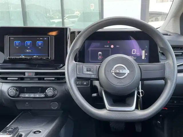 日産 ノート S 香川県 2022(令4)年 8.7万km ピュアホワイトパール 安全装備/・インテリジェント エマージェンシーブレーキ（自動ブレーキ）/・踏み間違い衝突防止アシスト（前進時・後退時）/・インテリジェントFCW（前方衝突予測警報）/・インテリジェントLI（車線逸脱防止支援システム）/・ LDW（車線逸脱警報）/・インテリジェントDA（ふらつき警報）/・標識検知機能/・ハイビームアシスト/・ABS（アンチロックブレーキシステム）/・VDC（ビークルダイナミクスコントロール、横滑り防止装置） /社外7型メモリナビ/全方位カメラ/アラウンドビューモニター/デジタルインナーミラー/前後コーナーセンサー/アイドリングストップ/レベライザーヘッドライト/電動格納ミラー/プッシュスタート/スマートキー