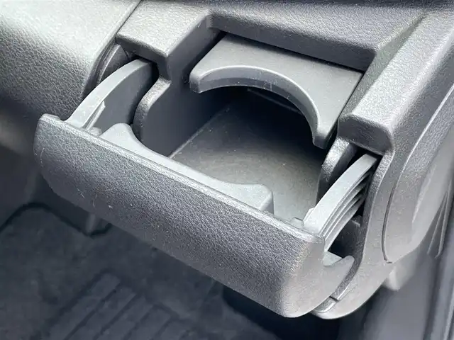 日産 ノート S 香川県 2022(令4)年 8.7万km ピュアホワイトパール 安全装備/・インテリジェント エマージェンシーブレーキ（自動ブレーキ）/・踏み間違い衝突防止アシスト（前進時・後退時）/・インテリジェントFCW（前方衝突予測警報）/・インテリジェントLI（車線逸脱防止支援システム）/・ LDW（車線逸脱警報）/・インテリジェントDA（ふらつき警報）/・標識検知機能/・ハイビームアシスト/・ABS（アンチロックブレーキシステム）/・VDC（ビークルダイナミクスコントロール、横滑り防止装置） /社外7型メモリナビ/全方位カメラ/アラウンドビューモニター/デジタルインナーミラー/前後コーナーセンサー/アイドリングストップ/レベライザーヘッドライト/電動格納ミラー/プッシュスタート/スマートキー