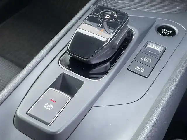 日産 ノート S 香川県 2022(令4)年 8.7万km ピュアホワイトパール 安全装備/・インテリジェント エマージェンシーブレーキ（自動ブレーキ）/・踏み間違い衝突防止アシスト（前進時・後退時）/・インテリジェントFCW（前方衝突予測警報）/・インテリジェントLI（車線逸脱防止支援システム）/・ LDW（車線逸脱警報）/・インテリジェントDA（ふらつき警報）/・標識検知機能/・ハイビームアシスト/・ABS（アンチロックブレーキシステム）/・VDC（ビークルダイナミクスコントロール、横滑り防止装置） /社外7型メモリナビ/全方位カメラ/アラウンドビューモニター/デジタルインナーミラー/前後コーナーセンサー/アイドリングストップ/レベライザーヘッドライト/電動格納ミラー/プッシュスタート/スマートキー