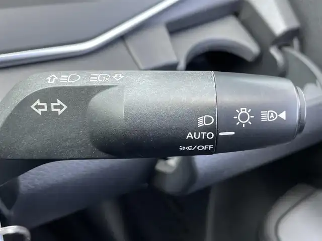 日産 ノート S 香川県 2022(令4)年 8.7万km ピュアホワイトパール 安全装備/・インテリジェント エマージェンシーブレーキ（自動ブレーキ）/・踏み間違い衝突防止アシスト（前進時・後退時）/・インテリジェントFCW（前方衝突予測警報）/・インテリジェントLI（車線逸脱防止支援システム）/・ LDW（車線逸脱警報）/・インテリジェントDA（ふらつき警報）/・標識検知機能/・ハイビームアシスト/・ABS（アンチロックブレーキシステム）/・VDC（ビークルダイナミクスコントロール、横滑り防止装置） /社外7型メモリナビ/全方位カメラ/アラウンドビューモニター/デジタルインナーミラー/前後コーナーセンサー/アイドリングストップ/レベライザーヘッドライト/電動格納ミラー/プッシュスタート/スマートキー