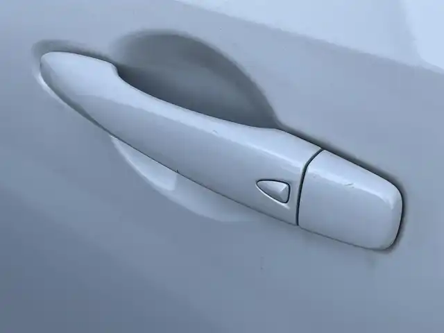 日産 ノート S 香川県 2022(令4)年 8.7万km ピュアホワイトパール 安全装備/・インテリジェント エマージェンシーブレーキ（自動ブレーキ）/・踏み間違い衝突防止アシスト（前進時・後退時）/・インテリジェントFCW（前方衝突予測警報）/・インテリジェントLI（車線逸脱防止支援システム）/・ LDW（車線逸脱警報）/・インテリジェントDA（ふらつき警報）/・標識検知機能/・ハイビームアシスト/・ABS（アンチロックブレーキシステム）/・VDC（ビークルダイナミクスコントロール、横滑り防止装置） /社外7型メモリナビ/全方位カメラ/アラウンドビューモニター/デジタルインナーミラー/前後コーナーセンサー/アイドリングストップ/レベライザーヘッドライト/電動格納ミラー/プッシュスタート/スマートキー