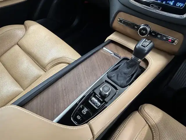 ボルボ ＸＣ９０ D5 AWD インスクリプション 岡山県 2019(令1)年 6.8万km グレー 純ナビ/Bluetooth/Applecarplay/Androidauto/ハーマンカードン/前席PWシート/シートヒータ/シートクーラ/ACC/オートブレーキホールド/ステアリングヒータ/社外レーダ/HUD/ドラレコ/後席シートヒータ/ブラウンレザー/PWテールゲート