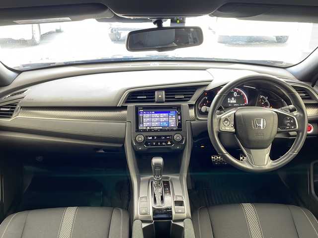 ホンダ シビック ハッチバック 兵庫県 2018(平30)年 5万km クリスタルブラックパール ・Honda SENSING/・衝突軽減ブレーキ〈CMBS〉/・渋滞追従機能付ACC〈アダプティブ・クルーズ・コントロール〉/・LKAS〈車線維持支援システム〉/・路外逸脱抑制機能/・オートハイビーム/・標識認識機能/・アジャイルハンドリングアシスト/・VSA/・EBD（電子制御制動力配分システム）付ABS/・デュアルピニオンアシストEPS/・LEDヘッドライト/・ナビ装着用スペシャルパッケージ/・ETC車載器/・純正ナビ/CD/DVD/TV/BT/・バックカメラ/・純正18インチアルミホイール/・前席シートヒーター/・パドルシフト/・アイドリングストップ