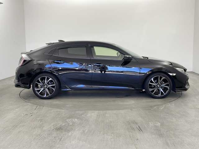ホンダ シビック ハッチバック 兵庫県 2018(平30)年 5万km クリスタルブラックパール ・Honda SENSING/・衝突軽減ブレーキ〈CMBS〉/・渋滞追従機能付ACC〈アダプティブ・クルーズ・コントロール〉/・LKAS〈車線維持支援システム〉/・路外逸脱抑制機能/・オートハイビーム/・標識認識機能/・アジャイルハンドリングアシスト/・VSA/・EBD（電子制御制動力配分システム）付ABS/・デュアルピニオンアシストEPS/・LEDヘッドライト/・ナビ装着用スペシャルパッケージ/・ETC車載器/・純正ナビ/CD/DVD/TV/BT/・バックカメラ/・純正18インチアルミホイール/・前席シートヒーター/・パドルシフト/・アイドリングストップ