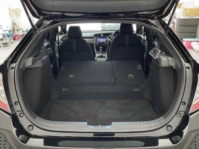ホンダ シビック ハッチバック 兵庫県 2018(平30)年 5万km クリスタルブラックパール ・Honda SENSING/・衝突軽減ブレーキ〈CMBS〉/・渋滞追従機能付ACC〈アダプティブ・クルーズ・コントロール〉/・LKAS〈車線維持支援システム〉/・路外逸脱抑制機能/・オートハイビーム/・標識認識機能/・アジャイルハンドリングアシスト/・VSA/・EBD（電子制御制動力配分システム）付ABS/・デュアルピニオンアシストEPS/・LEDヘッドライト/・ナビ装着用スペシャルパッケージ/・ETC車載器/・純正ナビ/CD/DVD/TV/BT/・バックカメラ/・純正18インチアルミホイール/・前席シートヒーター/・パドルシフト/・アイドリングストップ