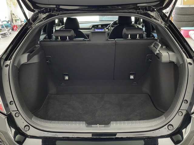ホンダ シビック ハッチバック 兵庫県 2018(平30)年 5万km クリスタルブラックパール ・Honda SENSING/・衝突軽減ブレーキ〈CMBS〉/・渋滞追従機能付ACC〈アダプティブ・クルーズ・コントロール〉/・LKAS〈車線維持支援システム〉/・路外逸脱抑制機能/・オートハイビーム/・標識認識機能/・アジャイルハンドリングアシスト/・VSA/・EBD（電子制御制動力配分システム）付ABS/・デュアルピニオンアシストEPS/・LEDヘッドライト/・ナビ装着用スペシャルパッケージ/・ETC車載器/・純正ナビ/CD/DVD/TV/BT/・バックカメラ/・純正18インチアルミホイール/・前席シートヒーター/・パドルシフト/・アイドリングストップ