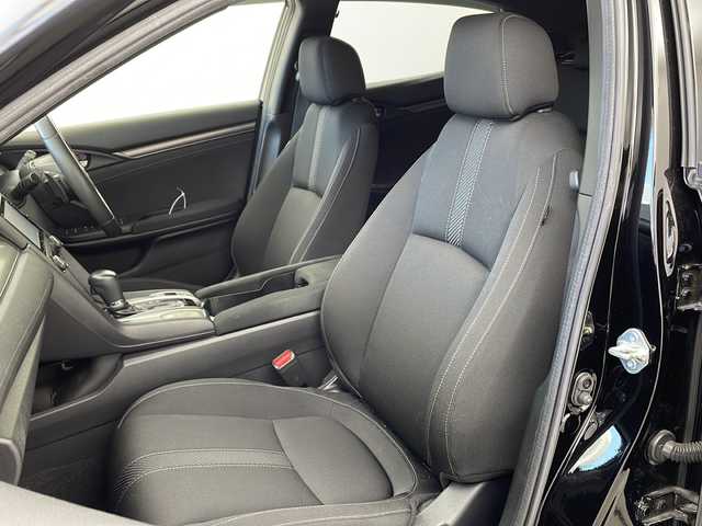 ホンダ シビック ハッチバック 兵庫県 2018(平30)年 5万km クリスタルブラックパール ・Honda SENSING/・衝突軽減ブレーキ〈CMBS〉/・渋滞追従機能付ACC〈アダプティブ・クルーズ・コントロール〉/・LKAS〈車線維持支援システム〉/・路外逸脱抑制機能/・オートハイビーム/・標識認識機能/・アジャイルハンドリングアシスト/・VSA/・EBD（電子制御制動力配分システム）付ABS/・デュアルピニオンアシストEPS/・LEDヘッドライト/・ナビ装着用スペシャルパッケージ/・ETC車載器/・純正ナビ/CD/DVD/TV/BT/・バックカメラ/・純正18インチアルミホイール/・前席シートヒーター/・パドルシフト/・アイドリングストップ