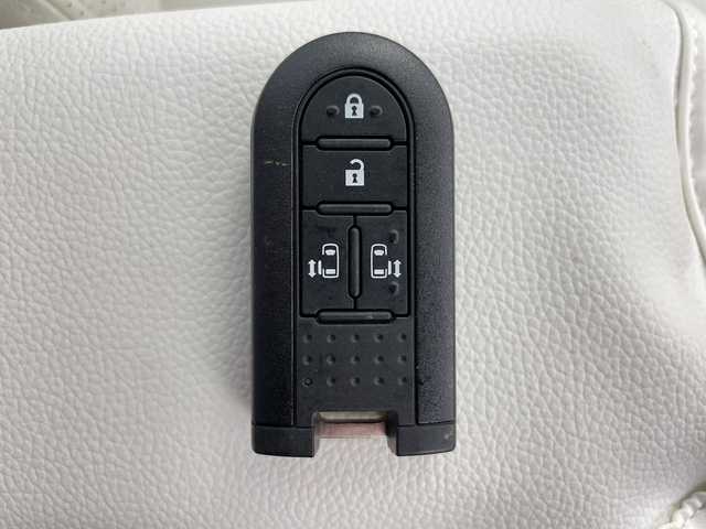 ダイハツ ムーヴ キャンバス X メイクアップ リミテッド SAⅢ 道東・釧路十勝 2018(平30)年 5.2万km パールホワイトⅢ/ナチュラルベージュマイカメタリック 2トーン ・4WD /スマートアシスト/・純正ナビ/・BT/DVD/CD/SD/フルセグ/・パノラマモニター/・両側パワースライドドア/・オートライト/・オートマチックハイビーム/・革調シートカバー/・スマートキー/・プッシュスタート/・アイドリングストップ