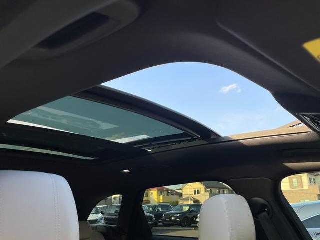 ランドローバー レンジローバーヴェラール Rダイナミック SE 180PS 埼玉県 2018(平30)年 4.5万km パール 白革シート　/パノラマサンルーフ　/メリディアンサウンド　/Ｆシートヒーター　/パワーリアゲート　/ＡＣＣ　/ブラインドスポットモニター　/全周囲カメラ　/ハイスピードエマージェンシーブレーキ　/パーキングアシスト　/ＥＴＣ