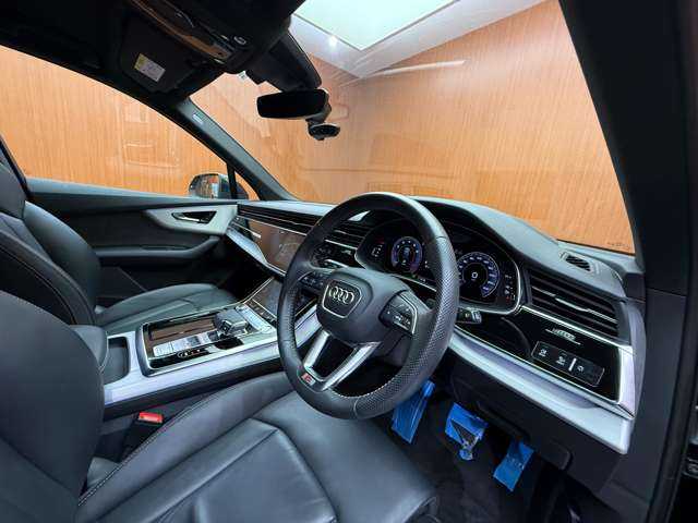 アウディ Ｑ７ 45TFSIクワトロアダプティブエアサスペンション 千葉県 2020(令2)年 2.5万km 黒 ７シーターＰＫＧ　/黒革　/ＡＣＣ　/ＨＵＤ　/ナビ　/ＣａｒＰｌａｙ　/ＴＶ　/３６０°/マトリクスＬＥＤ　/バーチャルコックピット　/シートＨ　/電動リアゲート　/衝突軽減Ｂ　/ＢＳＭ　/ＬＫＡ　/純正２１インチＡＷ