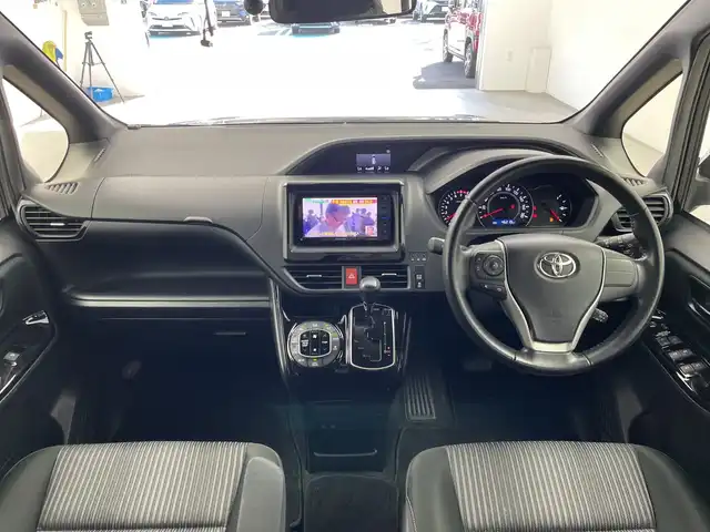 トヨタ ヴォクシー ZS 三重県 2018(平30)年 4.7万km ブラック /サンルーフ　//３６０°ドラレコ　//社外７インチナビ　（フルセグ／ＣＤ／ＤＶＤ／ＢＴ／ＡＭ／ＦＭ）　//バックカメラ　//両側パワスラ//トヨタセーフティーセンス //クルコン //レーンキープアシスト //LEDヘッドライト //オートライト//オートマチックハイビーム