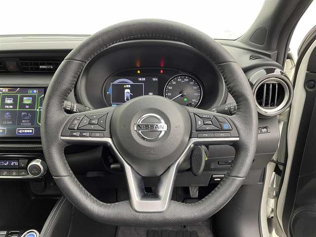 日産 キックス X 大阪府 2021(令3)年 2万km ブリリアントホワイトパール 純正９インチナビ/・BT接続/USB入力/バック/サイド/フロント/全方位カメラ/プロパイロット/レーンキープアシスト/前席シートヒーター/ステアリングヒーター/純正アルミホイール/インテリジェントルームミラー/ハンドル支援/衝突被害軽減ブレーキ/駐車支援機能/ふらつき警報/ビルトインETC/純正フロアマット/寒冷地仕様/禁煙車