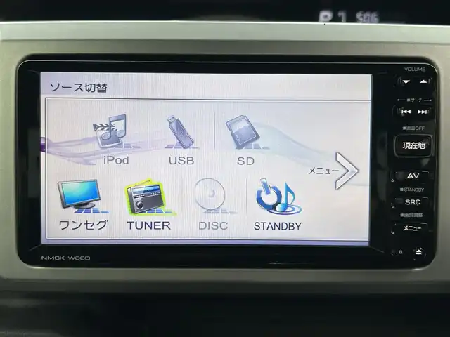 ダイハツ ウェイク L SA 沖縄県 2014(平26)年 5.7万km パールホワイトⅢ (株)IDOMが運営する【じしゃロンコザ店】の自社ローン専用車両になりますこちらは現金またはオートローンご利用時の価格です。自社ローンご希望の方は別途その旨お申付け下さい/・本土仕入/・純正ナビ/・TV/・CD再生/・ETC/・プッシュスタート/・衝突被害軽減システム/・横滑り防止装置/・社外アルミホイール/・純正フロアマット/・オートライト