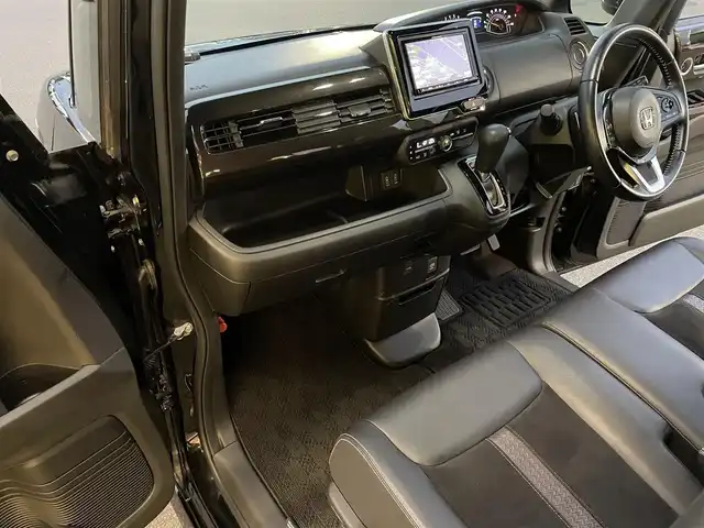 ホンダ Ｎ ＢＯＸ カスタム G L ターボ ホンダセンシング 東京都 2018(平30)年 5.3万km クリスタルブラックパール 社外ナビ(NR-MZ077)/【DISC/MSV/SD/FM/AM/TV/BT/ipod/USB】/バックカメラ/ビルトインETC/ドライブレコーダー/アダプティブクルーズコントロール/両側電動スライドドア/ハーフレザーシート/LEDヘッドライト/フォグランプ/USBポート/後席サンシェード/バックソナー/衝突軽減ブレーキ/LKAS/純正15インチAW/純正フロアマット/スマートキー/プッシュスタート