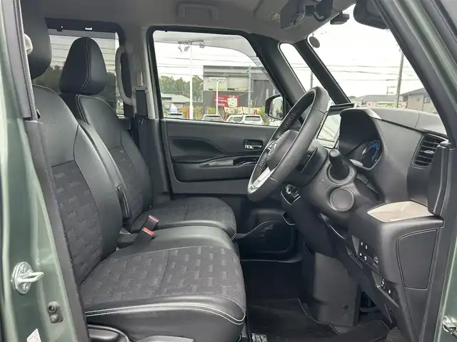 三菱 デリカミニ T プレミアム 鹿児島県 2024(令6)年 1.2万km 緑Ⅱ ワンオーナー/プッシュスタート/純正ナビ(FM/AM/BT/フルセグTV)/マイパイロット/パドルシフト/IC付ターボ/アイドリングストップ/ブレーキホールド/両側パワースライドドア/ビルトインETC/全方位カメラ/デジタルインナーミラー/ハーフレザーシート/DN席シートヒーター/純正フロアマット/純正アルミホイール/ルーフレール/オートライト/オートマチックハイビーム/ABS/ASC/HDC/DAA/FCM/LDW/LDP/TSR/LCDN/EAPM/ABSA/RCTA/PFCW/前後コーナーセンサー/スマートキー/取扱説明書/保証書