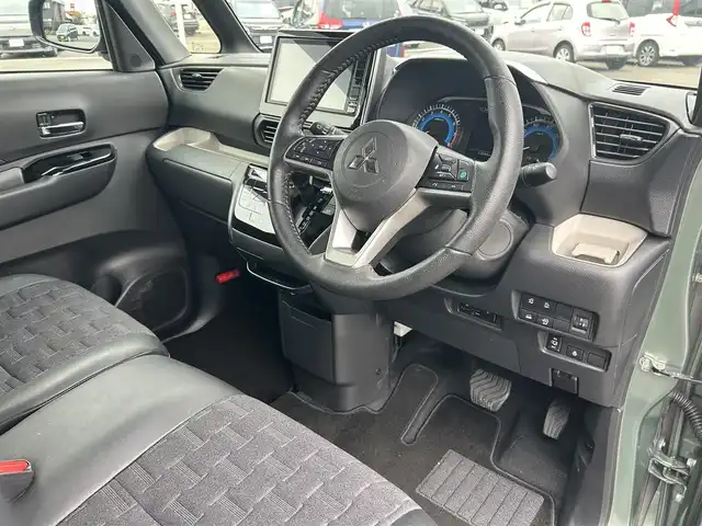 三菱 デリカミニ T プレミアム 鹿児島県 2024(令6)年 1.2万km 緑Ⅱ ワンオーナー/プッシュスタート/純正ナビ(FM/AM/BT/フルセグTV)/マイパイロット/パドルシフト/IC付ターボ/アイドリングストップ/ブレーキホールド/両側パワースライドドア/ビルトインETC/全方位カメラ/デジタルインナーミラー/ハーフレザーシート/DN席シートヒーター/純正フロアマット/純正アルミホイール/ルーフレール/オートライト/オートマチックハイビーム/ABS/ASC/HDC/DAA/FCM/LDW/LDP/TSR/LCDN/EAPM/ABSA/RCTA/PFCW/前後コーナーセンサー/スマートキー/取扱説明書/保証書