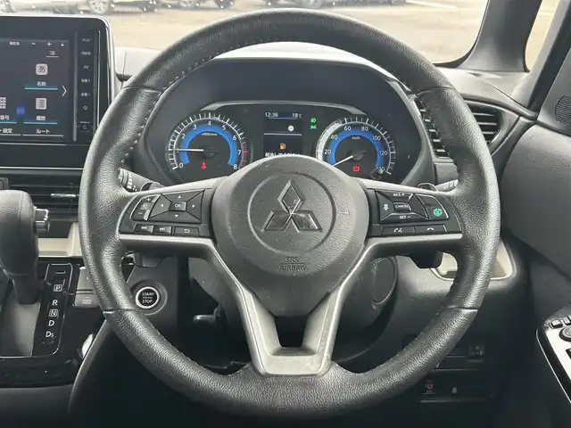 三菱 デリカミニ T プレミアム 鹿児島県 2024(令6)年 1.2万km 緑Ⅱ ワンオーナー/プッシュスタート/純正ナビ(FM/AM/BT/フルセグTV)/マイパイロット/パドルシフト/IC付ターボ/アイドリングストップ/ブレーキホールド/両側パワースライドドア/ビルトインETC/全方位カメラ/デジタルインナーミラー/ハーフレザーシート/DN席シートヒーター/純正フロアマット/純正アルミホイール/ルーフレール/オートライト/オートマチックハイビーム/ABS/ASC/HDC/DAA/FCM/LDW/LDP/TSR/LCDN/EAPM/ABSA/RCTA/PFCW/前後コーナーセンサー/スマートキー/取扱説明書/保証書