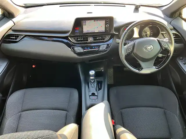 トヨタ Ｃ－ＨＲ S 静岡県 2017(平29)年 5.5万km ホワイトパールクリスタルシャイン 純正ナビ(CD/DVD/BT/フルセグ)/バックカメラ/ドライブレコーダー前後/純正ETC/純正フロアマット/純正アルミホイール/純正SportyStyleエアロ(フロント/サイド/リア)/純正アームレスト/純正レインクリアリングブルーミラー/オートエアコン/レーダークルーズコントロール/エンジンスタートボタン/パワーステアリング/パワーウィンドウ/取扱説明書/アイドリングストップ/スマートキー/スペアキー１本/ABS/横滑り防止装置/コーナーセンサー前後/レーンキープアシスト/オートライト/オートマチックハイビーム/LEDヘッドライト/W+サイドエアバッグ/カーテンエアバッグ/衝突軽減システム