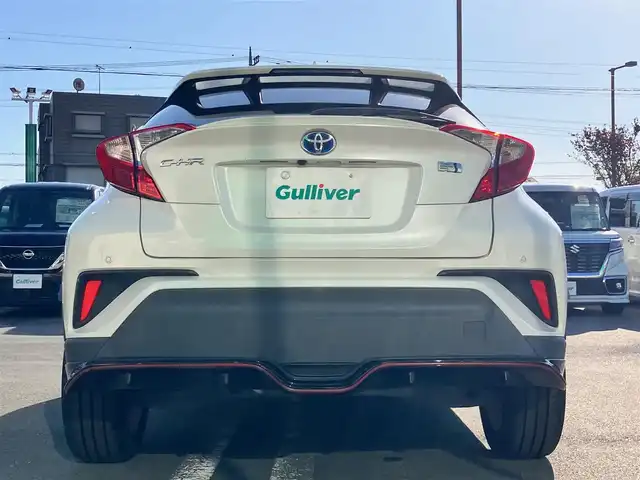 トヨタ Ｃ－ＨＲ S 静岡県 2017(平29)年 5.5万km ホワイトパールクリスタルシャイン 純正ナビ(CD/DVD/BT/フルセグ)/バックカメラ/ドライブレコーダー前後/純正ETC/純正フロアマット/純正アルミホイール/純正SportyStyleエアロ(フロント/サイド/リア)/純正アームレスト/純正レインクリアリングブルーミラー/オートエアコン/レーダークルーズコントロール/エンジンスタートボタン/パワーステアリング/パワーウィンドウ/取扱説明書/アイドリングストップ/スマートキー/スペアキー１本/ABS/横滑り防止装置/コーナーセンサー前後/レーンキープアシスト/オートライト/オートマチックハイビーム/LEDヘッドライト/W+サイドエアバッグ/カーテンエアバッグ/衝突軽減システム