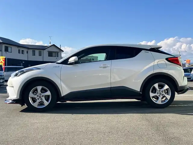 トヨタ Ｃ－ＨＲ S 静岡県 2017(平29)年 5.5万km ホワイトパールクリスタルシャイン 純正ナビ(CD/DVD/BT/フルセグ)/バックカメラ/ドライブレコーダー前後/純正ETC/純正フロアマット/純正アルミホイール/純正SportyStyleエアロ(フロント/サイド/リア)/純正アームレスト/純正レインクリアリングブルーミラー/オートエアコン/レーダークルーズコントロール/エンジンスタートボタン/パワーステアリング/パワーウィンドウ/取扱説明書/アイドリングストップ/スマートキー/スペアキー１本/ABS/横滑り防止装置/コーナーセンサー前後/レーンキープアシスト/オートライト/オートマチックハイビーム/LEDヘッドライト/W+サイドエアバッグ/カーテンエアバッグ/衝突軽減システム
