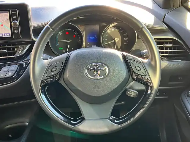 トヨタ Ｃ－ＨＲ S 静岡県 2017(平29)年 5.5万km ホワイトパールクリスタルシャイン 純正ナビ(CD/DVD/BT/フルセグ)/バックカメラ/ドライブレコーダー前後/純正ETC/純正フロアマット/純正アルミホイール/純正SportyStyleエアロ(フロント/サイド/リア)/純正アームレスト/純正レインクリアリングブルーミラー/オートエアコン/レーダークルーズコントロール/エンジンスタートボタン/パワーステアリング/パワーウィンドウ/取扱説明書/アイドリングストップ/スマートキー/スペアキー１本/ABS/横滑り防止装置/コーナーセンサー前後/レーンキープアシスト/オートライト/オートマチックハイビーム/LEDヘッドライト/W+サイドエアバッグ/カーテンエアバッグ/衝突軽減システム