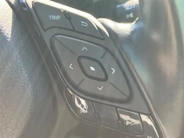 トヨタ Ｃ－ＨＲ S 静岡県 2017(平29)年 5.5万km ホワイトパールクリスタルシャイン 純正ナビ(CD/DVD/BT/フルセグ)/バックカメラ/ドライブレコーダー前後/純正ETC/純正フロアマット/純正アルミホイール/純正SportyStyleエアロ(フロント/サイド/リア)/純正アームレスト/純正レインクリアリングブルーミラー/オートエアコン/レーダークルーズコントロール/エンジンスタートボタン/パワーステアリング/パワーウィンドウ/取扱説明書/アイドリングストップ/スマートキー/スペアキー１本/ABS/横滑り防止装置/コーナーセンサー前後/レーンキープアシスト/オートライト/オートマチックハイビーム/LEDヘッドライト/W+サイドエアバッグ/カーテンエアバッグ/衝突軽減システム