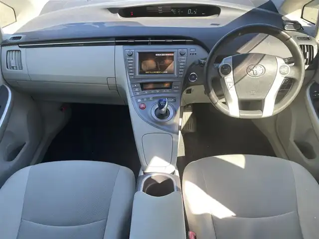 トヨタ プリウス S 静岡県 2013(平25)年 8.2万km フロスティーグリーンマイカ 純正ナビ　/・ＴＶ　/・Ｂｌｕｅｔｏｏｔｈ接続　/・ＤＶＤ再生　/プッシュスタート　/スマートキー　/スペアキー　/バックカメラ　/ＨＩＤオートライト　/ステアリングスイッチ　/ドラレコ　/ビルトインＥＴＣ　/社外アルミホイール/取扱説明書/保証書