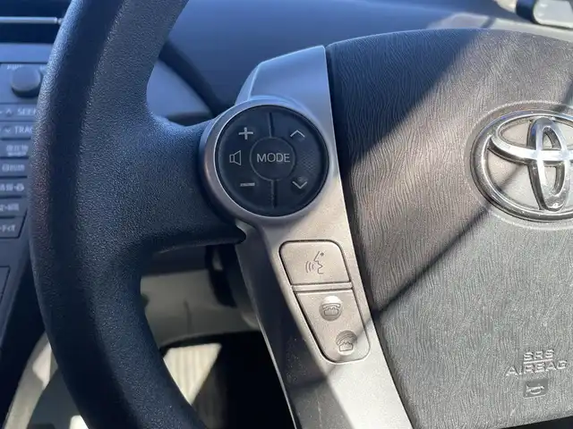 トヨタ プリウス S 静岡県 2013(平25)年 8.2万km フロスティーグリーンマイカ 純正ナビ　/・ＴＶ　/・Ｂｌｕｅｔｏｏｔｈ接続　/・ＤＶＤ再生　/プッシュスタート　/スマートキー　/スペアキー　/バックカメラ　/ＨＩＤオートライト　/ステアリングスイッチ　/ドラレコ　/ビルトインＥＴＣ　/社外アルミホイール/取扱説明書/保証書