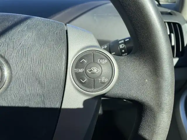 トヨタ プリウス S 静岡県 2013(平25)年 8.2万km フロスティーグリーンマイカ 純正ナビ　/・ＴＶ　/・Ｂｌｕｅｔｏｏｔｈ接続　/・ＤＶＤ再生　/プッシュスタート　/スマートキー　/スペアキー　/バックカメラ　/ＨＩＤオートライト　/ステアリングスイッチ　/ドラレコ　/ビルトインＥＴＣ　/社外アルミホイール/取扱説明書/保証書