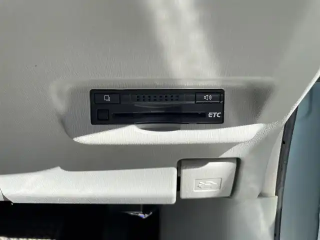 トヨタ プリウス S 静岡県 2013(平25)年 8.2万km フロスティーグリーンマイカ 純正ナビ　/・ＴＶ　/・Ｂｌｕｅｔｏｏｔｈ接続　/・ＤＶＤ再生　/プッシュスタート　/スマートキー　/スペアキー　/バックカメラ　/ＨＩＤオートライト　/ステアリングスイッチ　/ドラレコ　/ビルトインＥＴＣ　/社外アルミホイール/取扱説明書/保証書