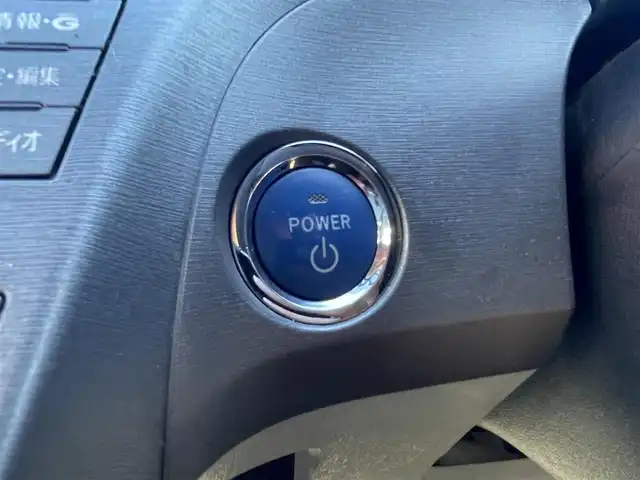 トヨタ プリウス S 静岡県 2013(平25)年 8.2万km フロスティーグリーンマイカ 純正ナビ　/・ＴＶ　/・Ｂｌｕｅｔｏｏｔｈ接続　/・ＤＶＤ再生　/プッシュスタート　/スマートキー　/スペアキー　/バックカメラ　/ＨＩＤオートライト　/ステアリングスイッチ　/ドラレコ　/ビルトインＥＴＣ　/社外アルミホイール/取扱説明書/保証書