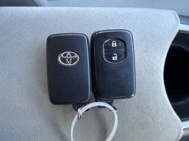 トヨタ プリウス S 静岡県 2013(平25)年 8.2万km フロスティーグリーンマイカ 純正ナビ　/・ＴＶ　/・Ｂｌｕｅｔｏｏｔｈ接続　/・ＤＶＤ再生　/プッシュスタート　/スマートキー　/スペアキー　/バックカメラ　/ＨＩＤオートライト　/ステアリングスイッチ　/ドラレコ　/ビルトインＥＴＣ　/社外アルミホイール/取扱説明書/保証書