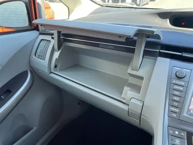 トヨタ プリウス S 静岡県 2013(平25)年 8.2万km フロスティーグリーンマイカ 純正ナビ　/・ＴＶ　/・Ｂｌｕｅｔｏｏｔｈ接続　/・ＤＶＤ再生　/プッシュスタート　/スマートキー　/スペアキー　/バックカメラ　/ＨＩＤオートライト　/ステアリングスイッチ　/ドラレコ　/ビルトインＥＴＣ　/社外アルミホイール/取扱説明書/保証書