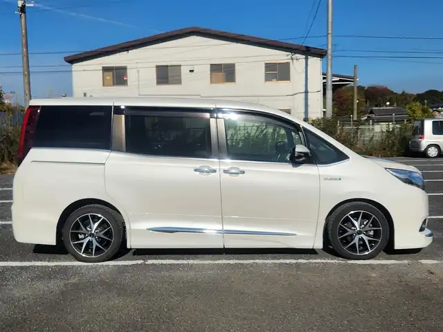 トヨタ エスクァイア ハイブリッド Gi 群馬県 2015(平27)年 7.1万km ホワイトパールクリスタルシャイン モデリスタエアロ(F/S/R)/純正9型ナビ/フルセグTV/純正11型後席ディスプレイ/両側パワースライドドア/バックモニター/ビルトインETC/ドライブレコーダー/クルーズコントロール/クリアランスソナー/LEDヘッドランプ/オートライト/デュアルオートエアコン/木目調/革巻きコンビステアリング/ステアリングスイッチ/合皮シート/モデリスタ17インチアルミホイール/スマートキー/プッシュエンジンスタート/禁煙車