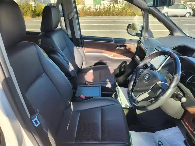 トヨタ エスクァイア ハイブリッド Gi 群馬県 2015(平27)年 7.1万km ホワイトパールクリスタルシャイン モデリスタエアロ(F/S/R)/純正9型ナビ/フルセグTV/純正11型後席ディスプレイ/両側パワースライドドア/バックモニター/ビルトインETC/ドライブレコーダー/クルーズコントロール/クリアランスソナー/LEDヘッドランプ/オートライト/デュアルオートエアコン/木目調/革巻きコンビステアリング/ステアリングスイッチ/合皮シート/モデリスタ17インチアルミホイール/スマートキー/プッシュエンジンスタート/禁煙車