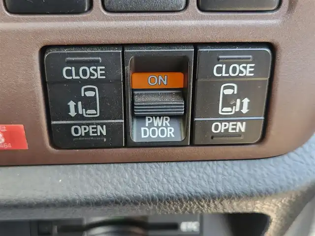 トヨタ エスクァイア ハイブリッド Gi 群馬県 2015(平27)年 7.1万km ホワイトパールクリスタルシャイン モデリスタエアロ(F/S/R)/純正9型ナビ/フルセグTV/純正11型後席ディスプレイ/両側パワースライドドア/バックモニター/ビルトインETC/ドライブレコーダー/クルーズコントロール/クリアランスソナー/LEDヘッドランプ/オートライト/デュアルオートエアコン/木目調/革巻きコンビステアリング/ステアリングスイッチ/合皮シート/モデリスタ17インチアルミホイール/スマートキー/プッシュエンジンスタート/禁煙車