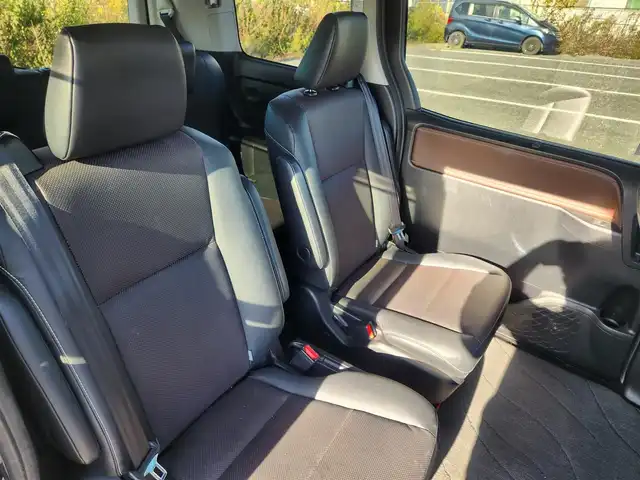 トヨタ エスクァイア ハイブリッド Gi 群馬県 2015(平27)年 7.1万km ホワイトパールクリスタルシャイン モデリスタエアロ(F/S/R)/純正9型ナビ/フルセグTV/純正11型後席ディスプレイ/両側パワースライドドア/バックモニター/ビルトインETC/ドライブレコーダー/クルーズコントロール/クリアランスソナー/LEDヘッドランプ/オートライト/デュアルオートエアコン/木目調/革巻きコンビステアリング/ステアリングスイッチ/合皮シート/モデリスタ17インチアルミホイール/スマートキー/プッシュエンジンスタート/禁煙車