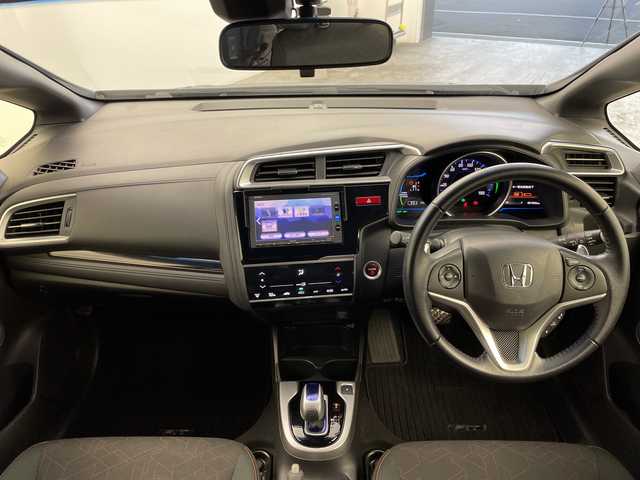 ホンダ フィット ハイブリット Sパッケージ 群馬県 2016(平28)年 5.2万km クリスタルブラックパール 禁煙車　衝突軽減ブレーキ　純正７インチナビ　バックカメラ　クルーズコントロール　LEDライト　純正１６インチアルミホイール　ステアリングリモコン　パドルシフト　ETC　ドライブレコーダー　スマートキー