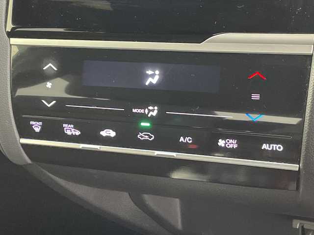 ホンダ フィット ハイブリット Sパッケージ 群馬県 2016(平28)年 5.2万km クリスタルブラックパール 禁煙車　衝突軽減ブレーキ　純正７インチナビ　バックカメラ　クルーズコントロール　LEDライト　純正１６インチアルミホイール　ステアリングリモコン　パドルシフト　ETC　ドライブレコーダー　スマートキー