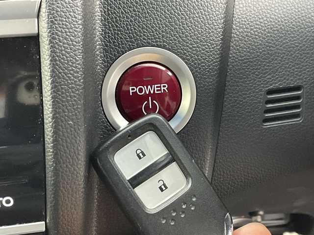 ホンダ フィット ハイブリット Sパッケージ 群馬県 2016(平28)年 5.2万km クリスタルブラックパール 禁煙車　衝突軽減ブレーキ　純正７インチナビ　バックカメラ　クルーズコントロール　LEDライト　純正１６インチアルミホイール　ステアリングリモコン　パドルシフト　ETC　ドライブレコーダー　スマートキー