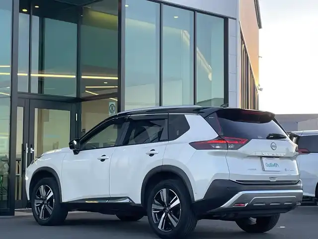 日産 エクストレイル G e－4ORCE 東京都 2023(令5)年 5.5万km ブリリアントホワイトパール/スーパーブラック 2トーン ワンオーナー/NISMOフロントリップスポイラー/NISMOスポーツマフラー/NISMOアンテナ・ピラー・バックドア・ウィングサイドガーニッシュ/純正ナビ/アラウンドビューカメラ/フルセグテレビ/Bluetooth/プロパイロット/ヘッドアップディスプレイ/インテリジェントルームミラー/ワイヤレスチャージ/ステアリングリモコン/ステアリングヒーター/シートヒーター/レザーシート/パワーシート/ETC2.0/前後コーナーセンサー/電動リアゲート/ルーフレール/リアフォグ/純正19インチアルミホイール/インテリジェントエマージェンシーブレーキ/インテリジェントクルーズコントロール/スペアキー