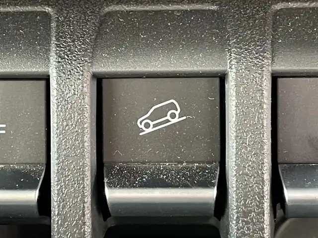 スズキ ジムニー シエラ JC 東京都 2025(令7)年 0.5万km ジャングルグリーン 社外ナビ　/Bluetooth　/フルセグTV　/FM　/AM　/シートヒーター　/クルーズコントロールシステム　/ステアリングスイッチ　/純正フロアマット　/純正アルミホイール　/純正LED　/ABS　/横滑り防止装置/レーンアシスト/オートライト/ダウンヒルアシストコントロールシステム/衝突被害軽減システム