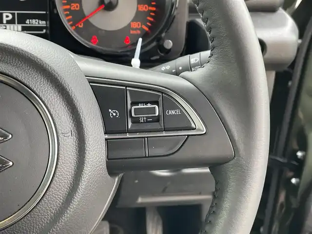 スズキ ジムニー シエラ JC 東京都 2025(令7)年 0.5万km ジャングルグリーン 社外ナビ　/Bluetooth　/フルセグTV　/FM　/AM　/シートヒーター　/クルーズコントロールシステム　/ステアリングスイッチ　/純正フロアマット　/純正アルミホイール　/純正LED　/ABS　/横滑り防止装置/レーンアシスト/オートライト/ダウンヒルアシストコントロールシステム/衝突被害軽減システム