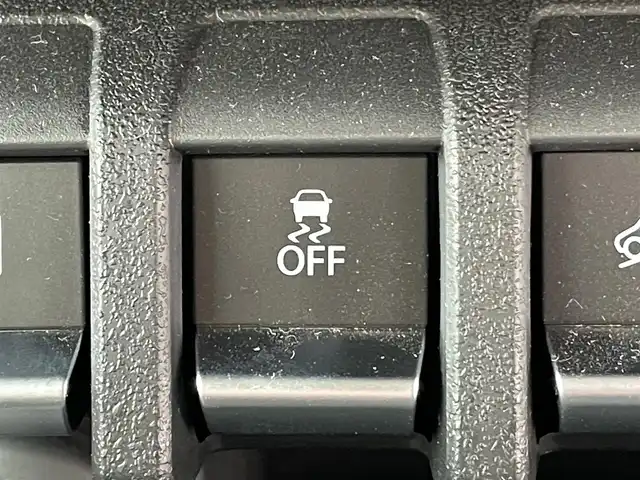 スズキ ジムニー シエラ JC 東京都 2025(令7)年 0.5万km ジャングルグリーン 社外ナビ　/Bluetooth　/フルセグTV　/FM　/AM　/シートヒーター　/クルーズコントロールシステム　/ステアリングスイッチ　/純正フロアマット　/純正アルミホイール　/純正LED　/ABS　/横滑り防止装置/レーンアシスト/オートライト/ダウンヒルアシストコントロールシステム/衝突被害軽減システム