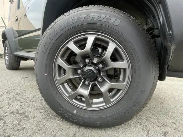 スズキ ジムニー シエラ JC 東京都 2025(令7)年 0.5万km ジャングルグリーン 社外ナビ　/Bluetooth　/フルセグTV　/FM　/AM　/シートヒーター　/クルーズコントロールシステム　/ステアリングスイッチ　/純正フロアマット　/純正アルミホイール　/純正LED　/ABS　/横滑り防止装置/レーンアシスト/オートライト/ダウンヒルアシストコントロールシステム/衝突被害軽減システム